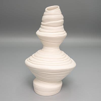 螺旋状白色瓷器雕塑