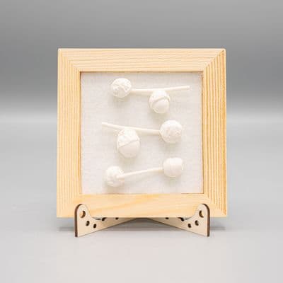 Porseleinen compositie in lijst