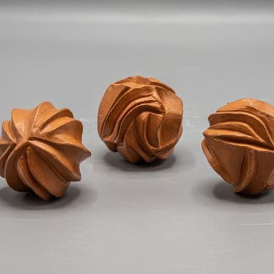 Drie abstracte keramische vormen